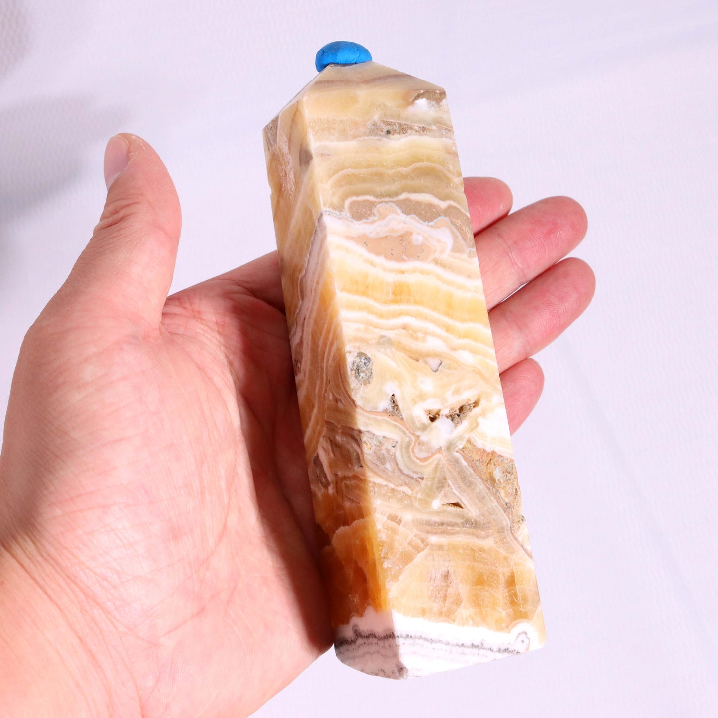 オレンジの縞模様の方解石タワー