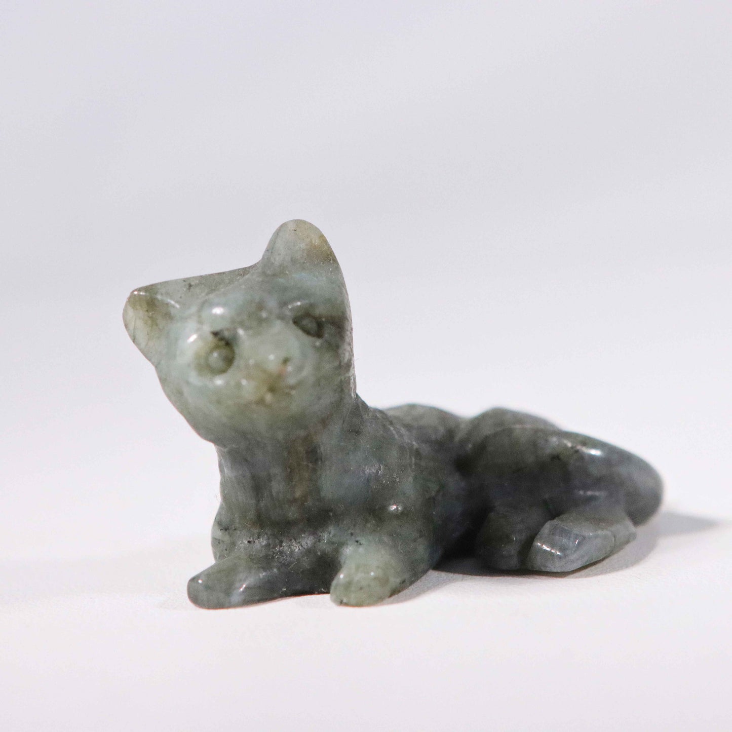 ラブラドライトの猫の彫刻