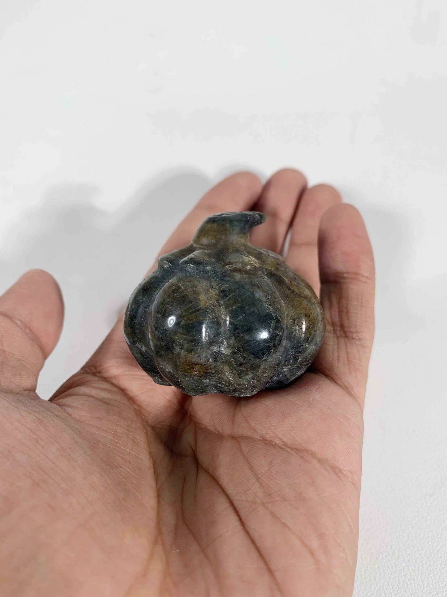 ラブラドライトのカボチャの彫刻