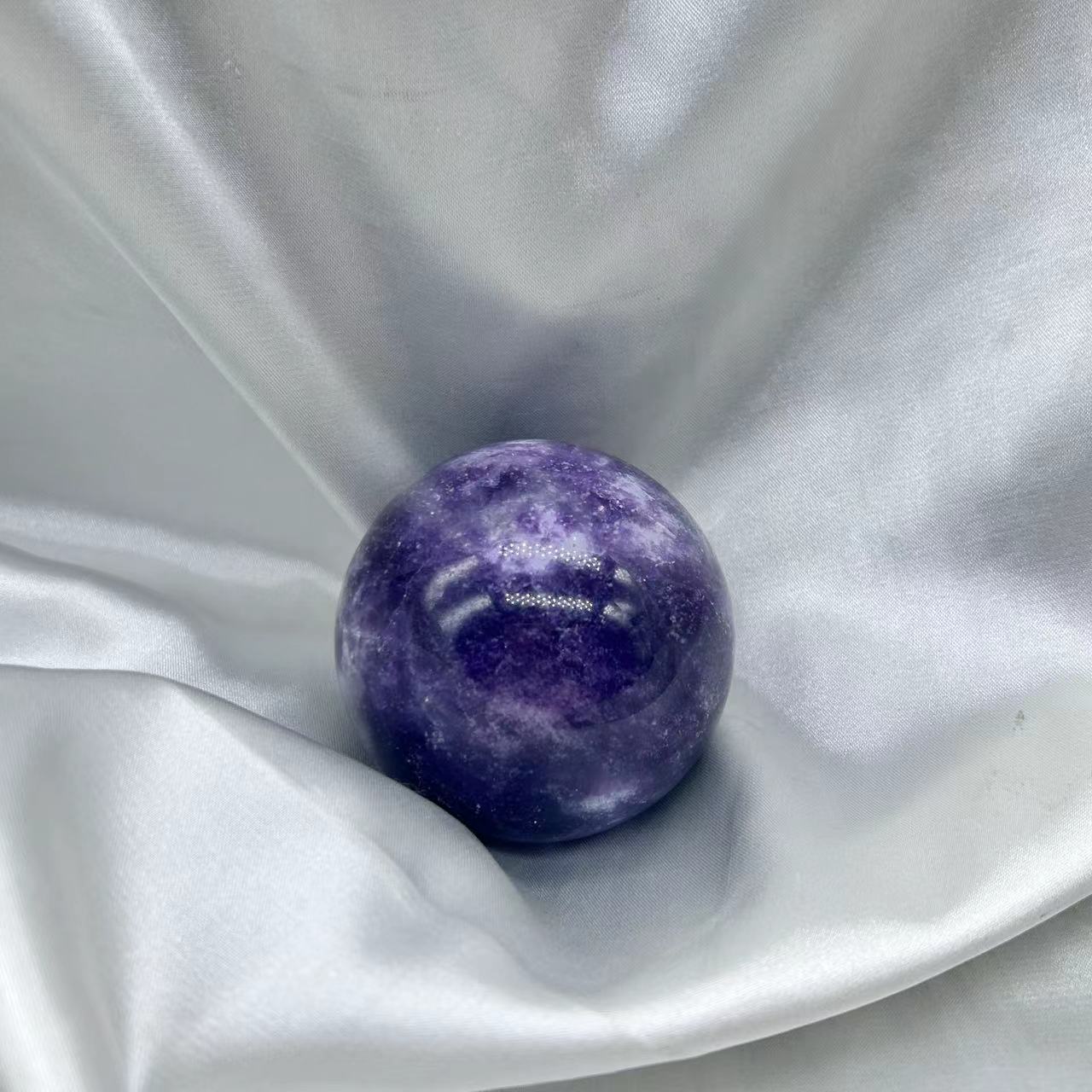 紫の雲のキューボール