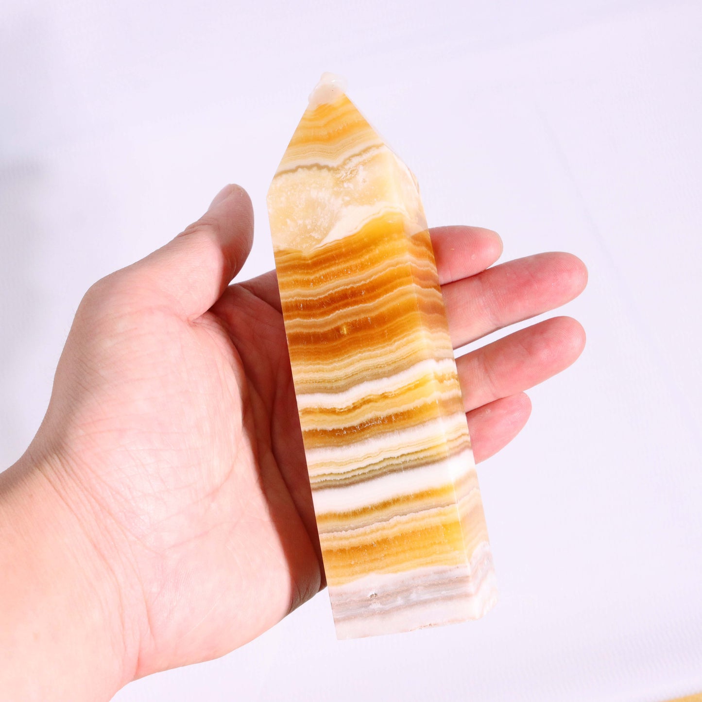 オレンジの縞模様の方解石タワー