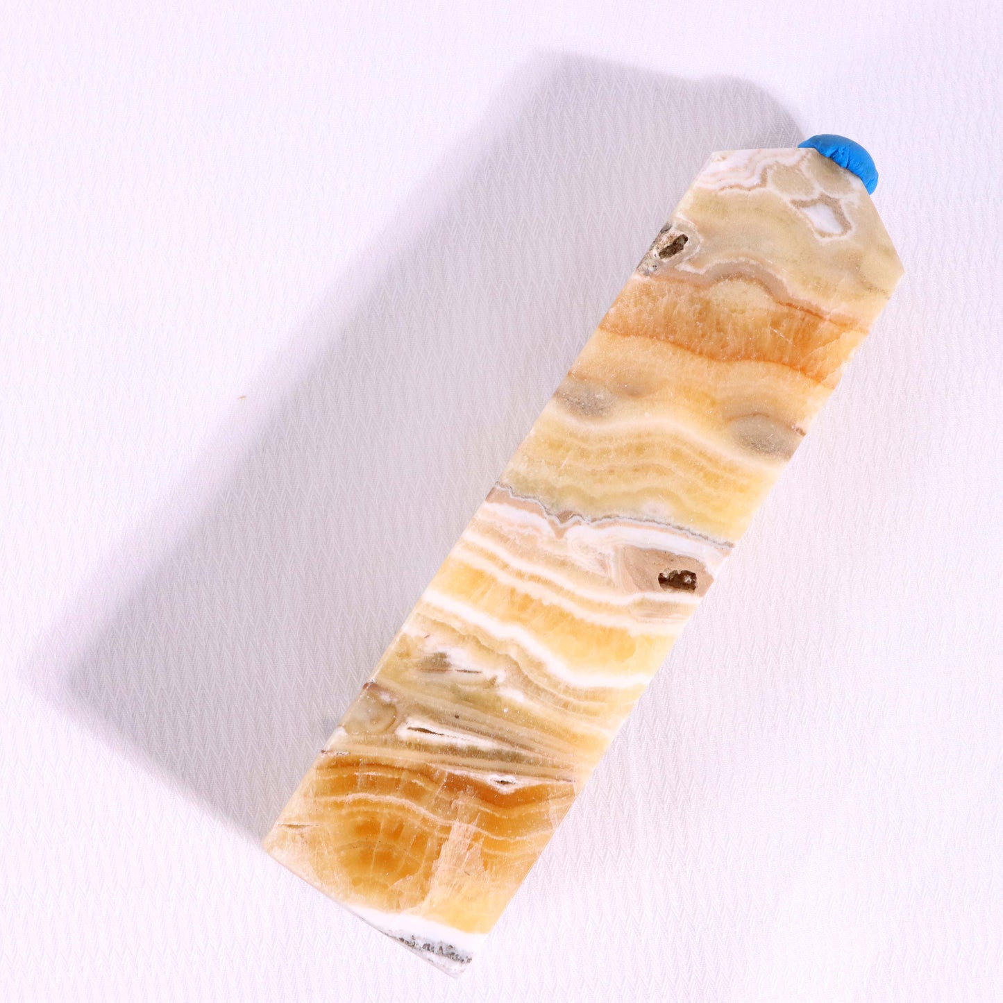 オレンジの縞模様の方解石タワー
