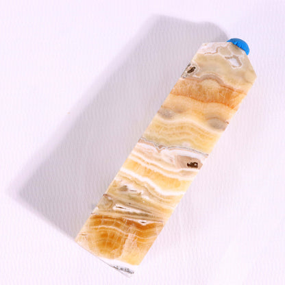 オレンジの縞模様の方解石タワー