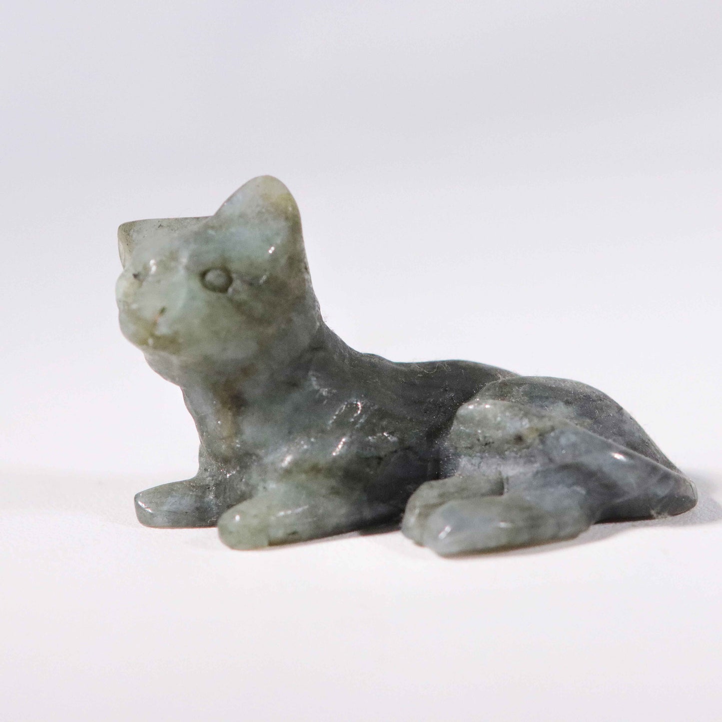 ラブラドライトの猫の彫刻