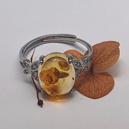 花の琥珀の指輪